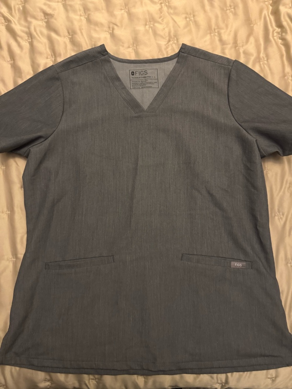 Figs Women's Three-Pocket Scrub Top in graphite